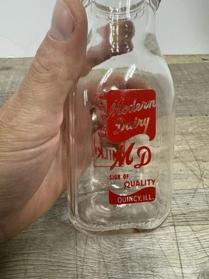 Botella de leche moderna de tercer cuarto piroglatada de 2 colores cuadrada ILL IL Dairy Quincy Foto 1 de 4