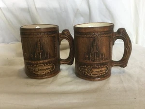 Dos tazas de cerámica vintage de Walt Disney World con una textura distintiva de imitación de madera - Imagen 1 de 12
