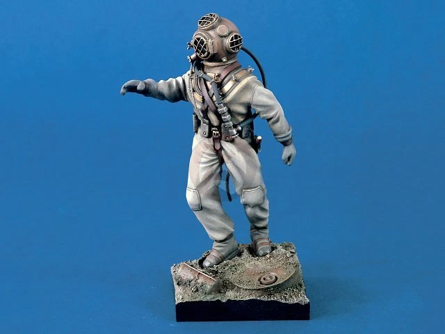 Verlinden 120mm (1/16) Salvage Diver in Standard Diving Dress WWII w/Base 1296 - Image 1 of 1