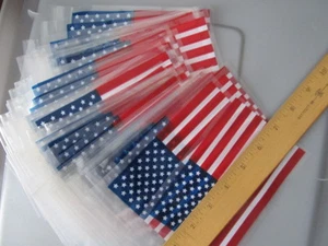 BANDERAS AMERICANAS - EE. UU. - 7"" POR 4"" - BANDERAS DE PLÁSTICO ACEPTAN POSTES/PALOS. Qty 50. - Imagen 1 de 2