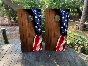 IMPERMEABLE Y A PRUEBA DE DECOLORACIÓN Cornhole Board envuelve bandera de EE. UU. en madera oscura / - Imagen 1 de 9