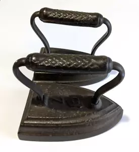 Beautiful Antique Set of Cast Iron Sad Iron Antique Pressing Irons S2 - Picture 1 of 10