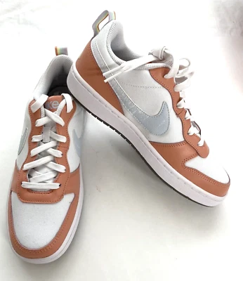 Nike Court Borough Low 2 SEI (GS) 6.5Y Blanco/Aura Teniente Raíz Loca (melocotón) Foto 1 de 4