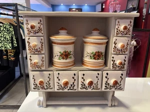 Vintage Gewürzschrank zur Wandmontage mit 10 Keramikschubladen & 2 Gläsern - Bild 1 von 8