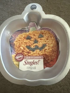 Wilton Halloween Singles Jack-O-Lantern Pumpkin Mini Baking Pan Set Of 2 - Bild 1 von 2
