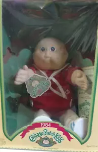 Cabbage Patch Matrosenjunge Puppe neu im Karton rote Uniform mit Adoptionspapieren - Bild 1 von 7