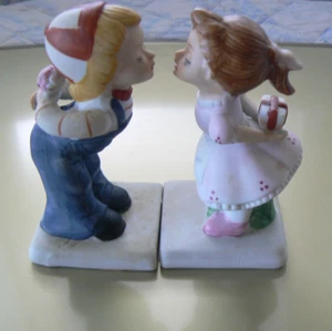 Rare Vintage Boy And Girl Kissing Ceramic Figurines Made In Korea - Imagen 1 de 4