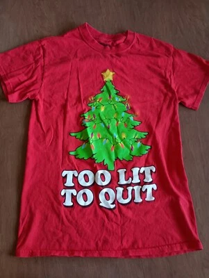 Camiseta roja de vacaciones del árbol de Navidad Rebel Society "Too Lit To Quit" talla pequeña Foto 1 de 4