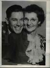 1944 Press Photo Atlantic City NJ Cpl Georg McDaniel & mother Chin Up Mother