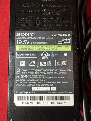Adaptador de fuente de alimentación de CA 19,5 V Sony VGP-AC19V15 Foto 1 de 2
