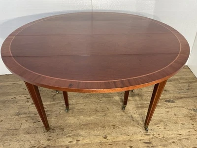 Mesa de comedor Baker Furniture de caoba con incrustaciones de mesa de hojas caídas con etiqueta de latón Foto 1 de 4