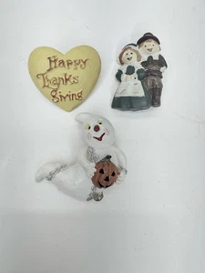 Vintage Set Of 3 Lapel Novelty Pins Halloween Thanksgiving Ghost Pilgrims - Picture 1 of 6