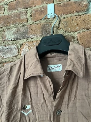 Camisa vintage años 60 gabardina ámbar abotonada logotipo bordado para hombre grande Foto 1 de 4