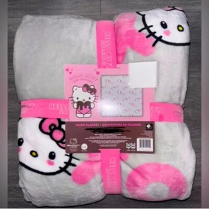 NWT Hello Kitty TWIN “XOXO” Pink Gray Throw Blanket, 60in. X 90in. - Picture 1 of 3