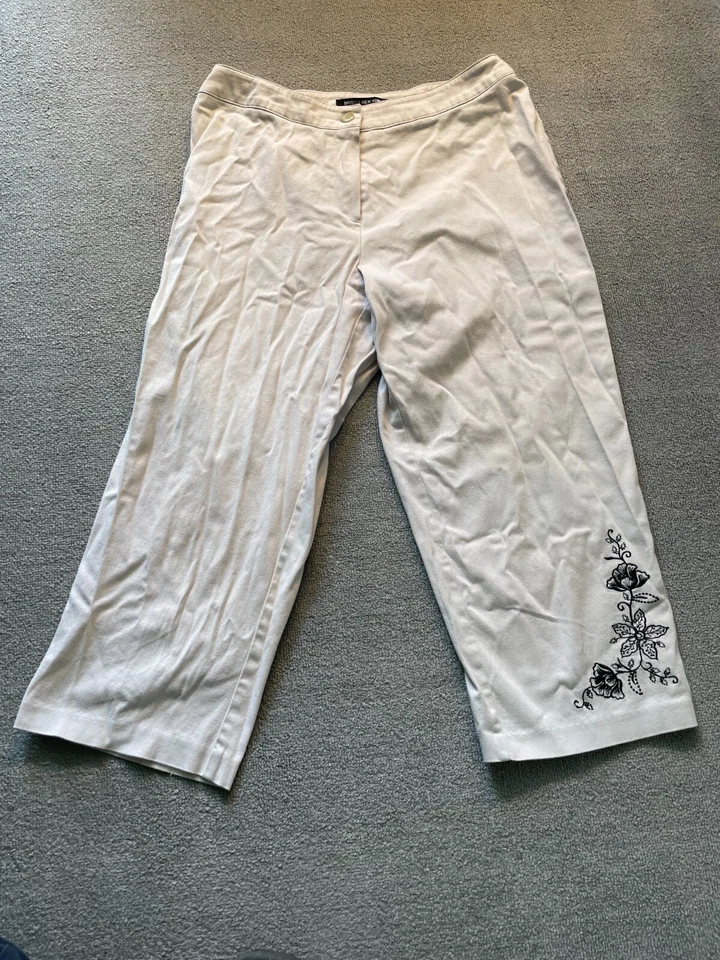 Pantalones capri Briggs New York coloridos bordados flores negros talla pequeña 16P Foto 1 de 4