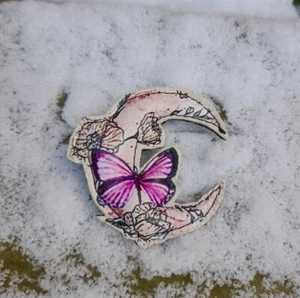 Echt Leder Mond Brosche mit Schmetterling. Rosa und Creme. Metall Brosche Verschluss. - Bild 1 von 3