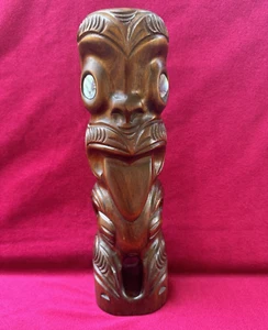 Statua Tekoteko in legno intagliato Maori idolo Nuova Zelanda arte conchiglia occhi 12,5" - Foto 1 di 13
