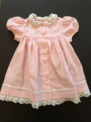 Vestido rosa Jessica Ann para niñas (18M) con botones delanteros con ribete de encaje y botones de perlas Foto 1 de 4