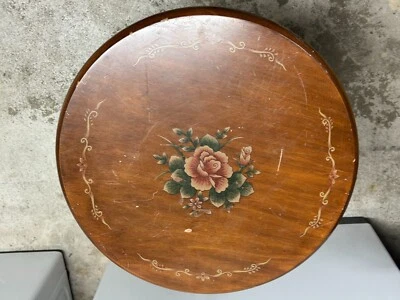 Mesa final floral estilo europeu com porta-revistas combinando - Imagem 1 de 4