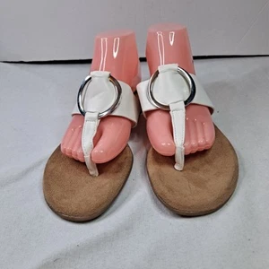 Sandalias Aerosoles Gylian-04L para mujer 8 blancas tanga acento de metal zapatos sin cordones - Imagen 1 de 9