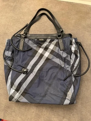Bolso de Mano Burberry Azul Mega Check Nailon y Cuero Hebilla - Usado Foto 1 de 4