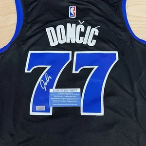Luka Doncic handsigniertes Dallas Mavericks Trikot handsigniert mit COA #77 - Bild 1 von 7