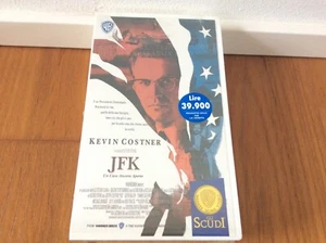 VHS JFK (COFANETTO 2 VHS) di Oliver Stone WARNER SCUDI Kostner nuovo sigillata - Foto 1 di 9