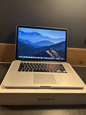 Apple MacBook Pro 15 Zoll Retina Display 256 GB Silber - Bild 1 von 4