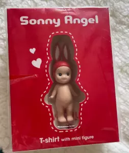Sonny Angel T-Shirt con Mini Figure Edizione Limitata Red Rabbit Toy Set - Foto 1 di 5