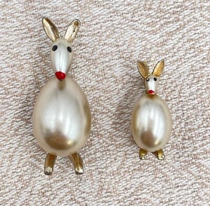 Vintage Kangaroo Brooch Set Mom & Baby Roo, BIG Faux-Pearl Teardrop Body - Picture 1 of 10