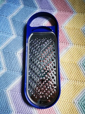 Tupperware D28 Fleißiges Lieschen Raspelreibe Reibe Küchenreibe Gemüsereibe blau - Bild 1 von 2