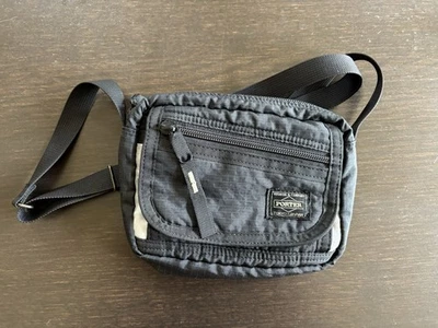 Bolsa de ombro Porter Yoshida Desert náilon preta com bolso com zíper - Imagem 1 de 2
