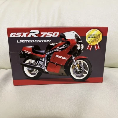 Suzuki GSX-R750 Limited Edition Scala 1/12 Mini Replica Model Vol.42 Red Baron - Immagine 1 di 3