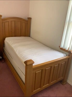 Juego de dormitorio de madera - cama doble, tocador + mesita de noche Foto 1 de 3