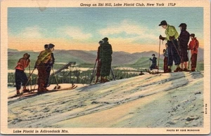 LAKE PLACID CLUB, postal de lino de Nueva York "¡Grupo en Ski Hill!" Adirondack Mtns. - Imagen 1 de 2