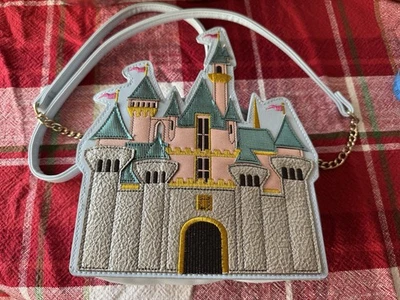 Danielle Nicole x Disney Disneyland Castillo de la Bella Durmiente Bolso Cartera Bandolera Foto 1 de 4