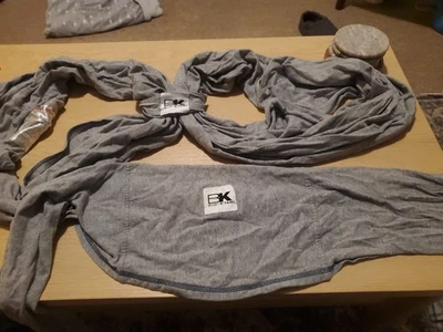 porta-bebês baby k'tan pequeno cinza - Imagem 1 de 4