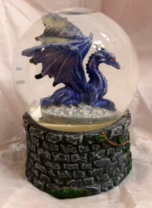 Pequeña figura de globo de nieve de dragón azul de medianoche de fantasía de la época medieval - Imagen 1 de 4