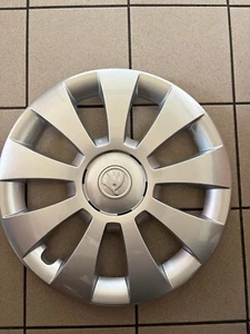 657601147 COPRICERCHIO 15'' ORIGINALE SKODA GRIGIO PER: SCALA E KAMIQ 2019-2025 - Foto 1 di 1