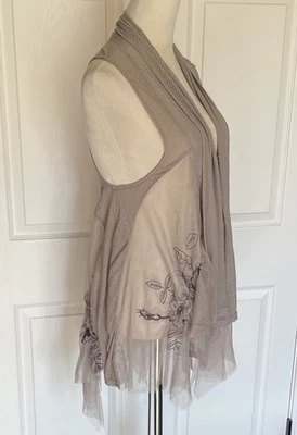 Chaleco Ryu Boho Malla Taupe con Bordado Floral Talla Pequeña Foto 1 de 4