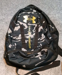 Mochila Under Armour Unisex Hustle 6.0 Negra/Dorada Metálica  - Imagen 1 de 5