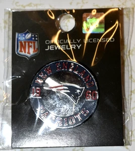 SPILLA DA BAVERO PRO FOOTBALL HALL "Boston Patriots", (diametro 1,25") nuova su cartoncino - Foto 1 di 2