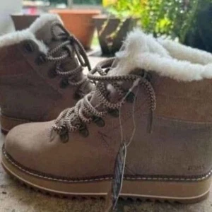 New Toms Waterproof Taupe Gray Boots Women's Size 6. - Picture 1 of 5