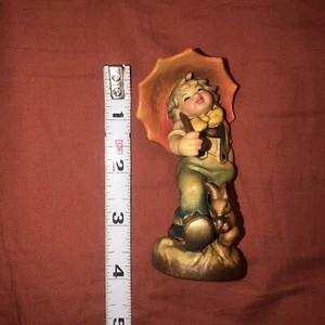 Estatuilla tallada en madera ANRI de colección niño acariciando perro Dobin - Imagen 1 de 8