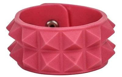 Pulsera gótica pirámide de silicona de goma tachonada roja que brilla en la oscuridad Foto 1 de 3