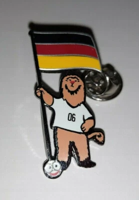 MARKENLOS FIFA World Cup 2006 Goleo mit Deutschland Fahne Pin NEU (M77)