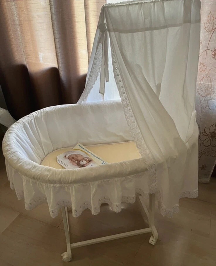 Culla In Vimini Con Baldacchino, Struttura In Legno E Ruote E Tessile Incluso - Immagine 1 di 4