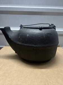 Bollitore da campeggio vintage in ghisa con coperchio di design - Foto 1 di 5