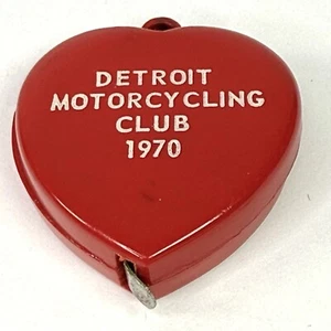 1970 Detroit Motorcycling Club - Portachiavi a forma di cuore / metro a nastro moto - Foto 1 di 11