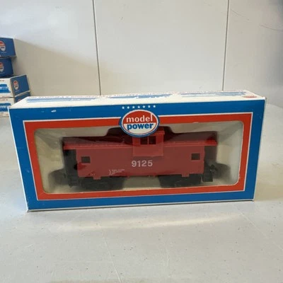 HO Scale Southern Railway Wood Caboose 9125 "safety" by Model Power - Image 1 of 4